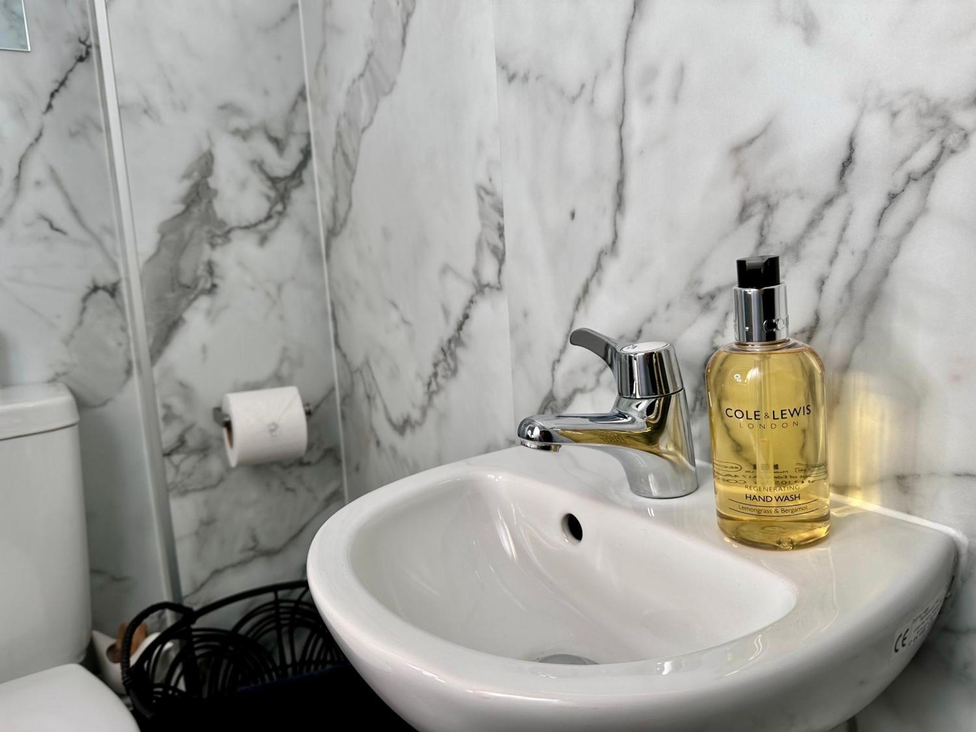 New Studio Apartment - Minutes Walk To Cathedral ساليزبري المظهر الخارجي الصورة